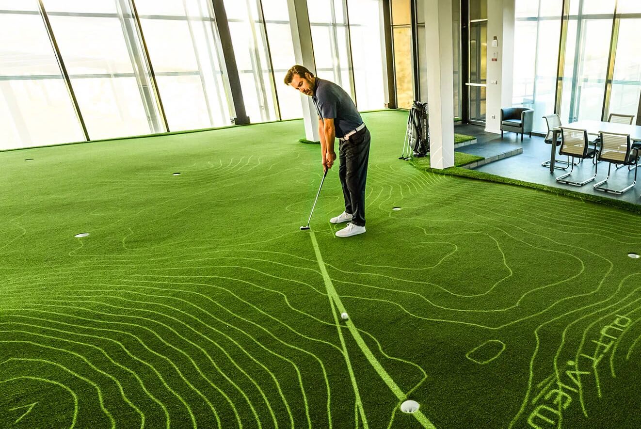 A golfer at Tee Box using puttview in Scottsdale, AZ.