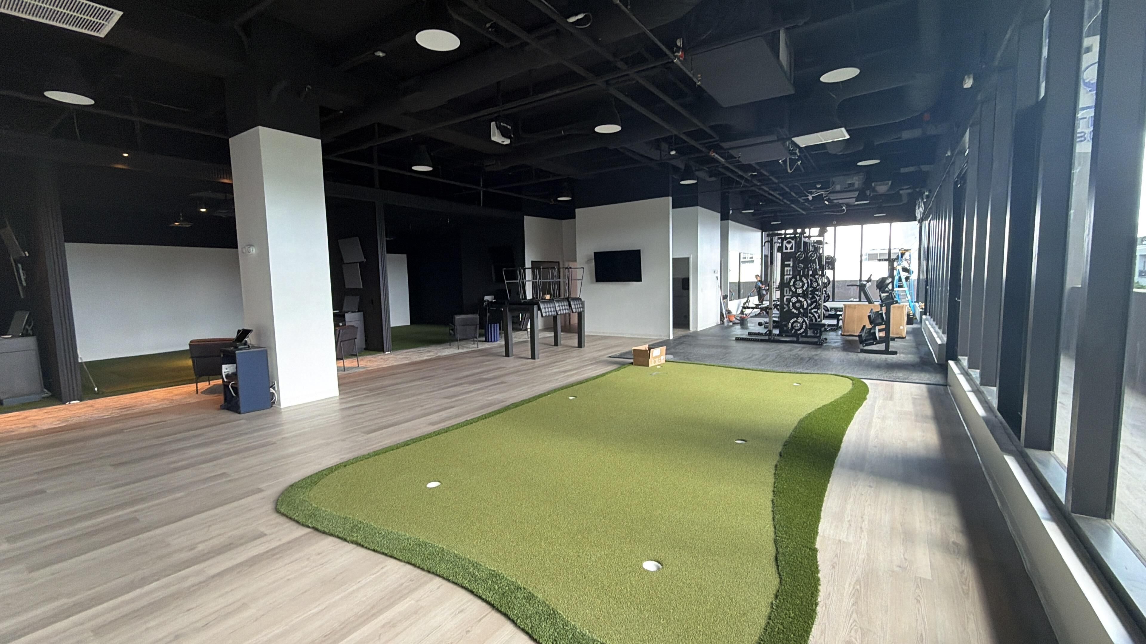 Tee Box Aventura putting bays.