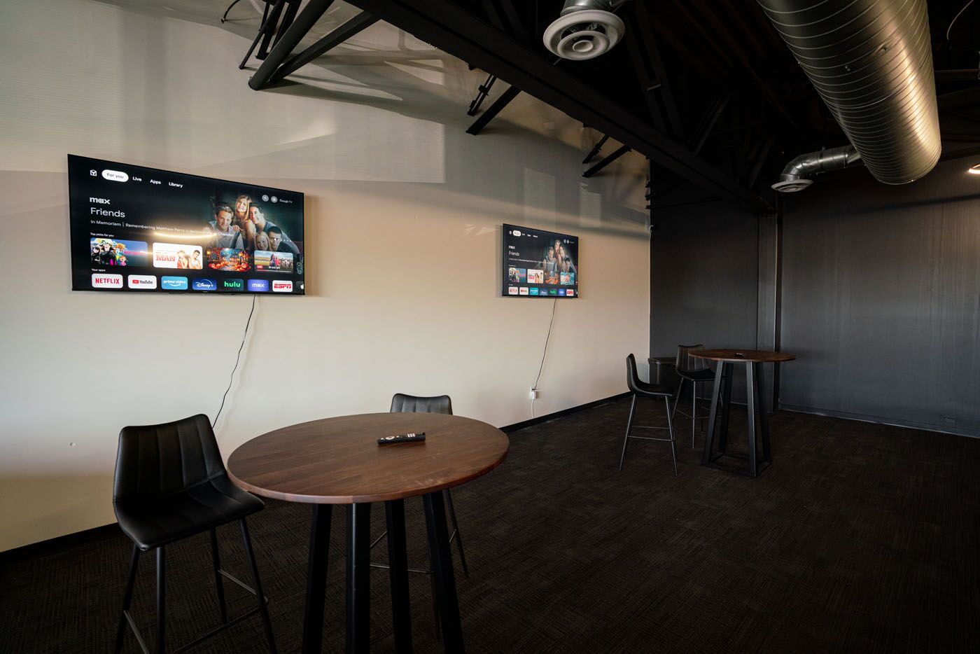 Tee Box Kaysville sitting area.